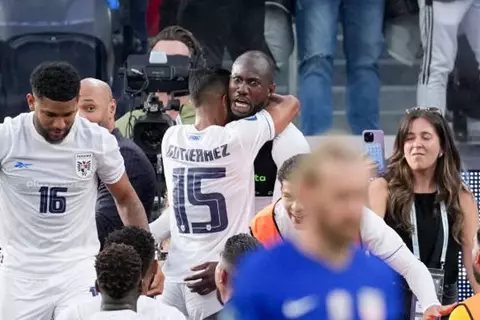 في مباراة بطلها هنري.. بنما تقصي أمريكا من نصف نهائي كونكاكاف (فيديو)